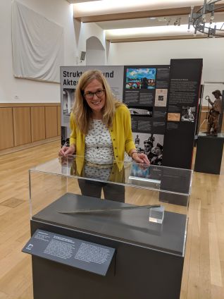 "Wie kommt ein Griffzungenschwert nach Wewelsburg? Museumsleiterin Kirsten John-Stucke mit dem Objekt zum Thema NS-Raub.